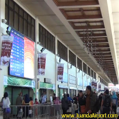 Puncak arus balik Tahun Baru di Bandara Juanda diprediksi bakal terjadi pada Senin (2/1) malam. Saat itu, jumlah penumpang diperkirakan menembus 60.000 penumpang. Puncak arus balik Tahun Baru di Bandara Juanda diprediksi bakal terjadi pada Senin (2/1) malam. Saat itu, jumlah penumpang diperkirakan menembus 60.000 penumpang.