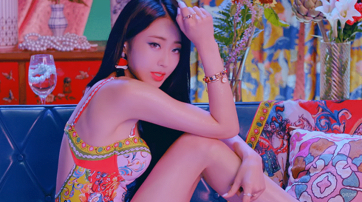 같은 수영복입은 솔라 경리 | 인스티즈