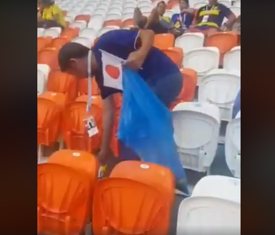فيديو: اليابانيون ينظفون المدرجات الروسية بعد مباراة منتخبهم بكأس العالم