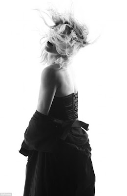 THE WORLD AT LARGE: PHOTOS: POP STAR FERGIE GOES COMPLETELY NAKED IN