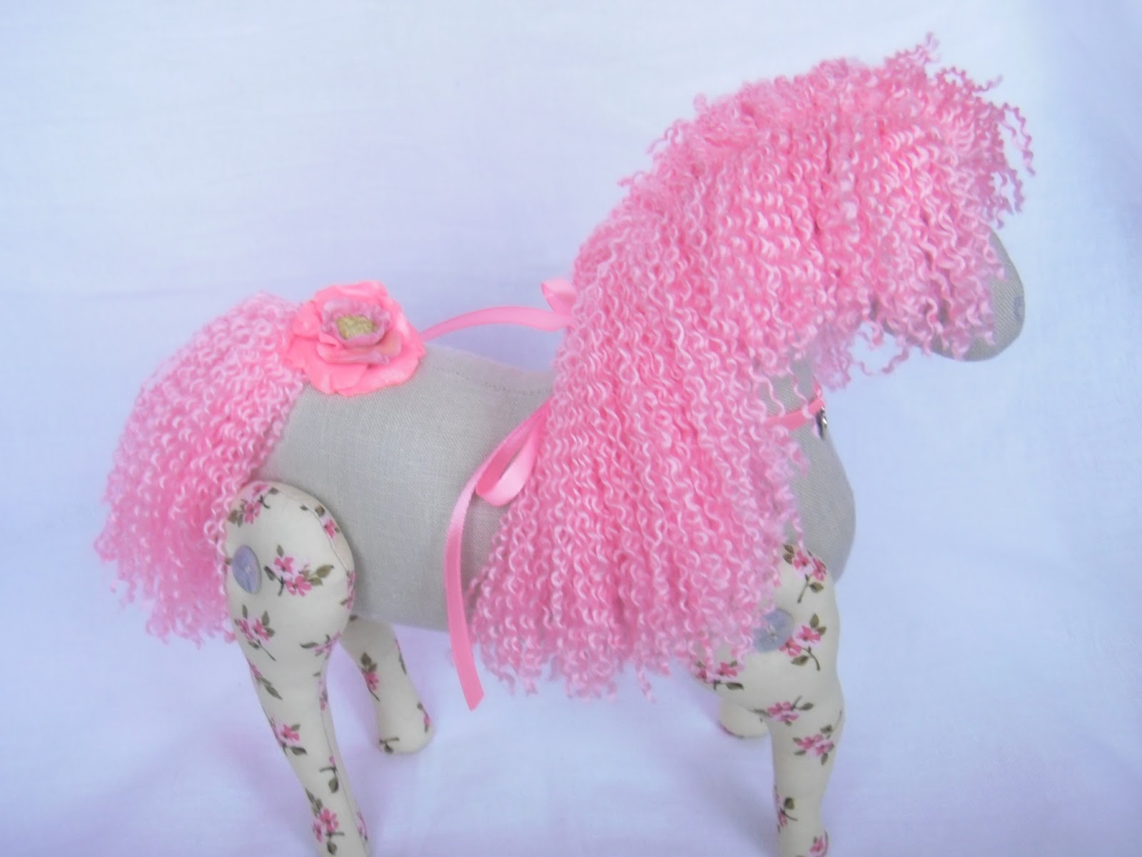 Лошадь с розовой гривой кратко. Порода лошадей благородная с розовой гривой. Лошадь с розовой гривой фото. Игрушка лошадка с розовой гривой Гого. Большая игрушечная лошадь с белой амуницией и с розовой гривой.