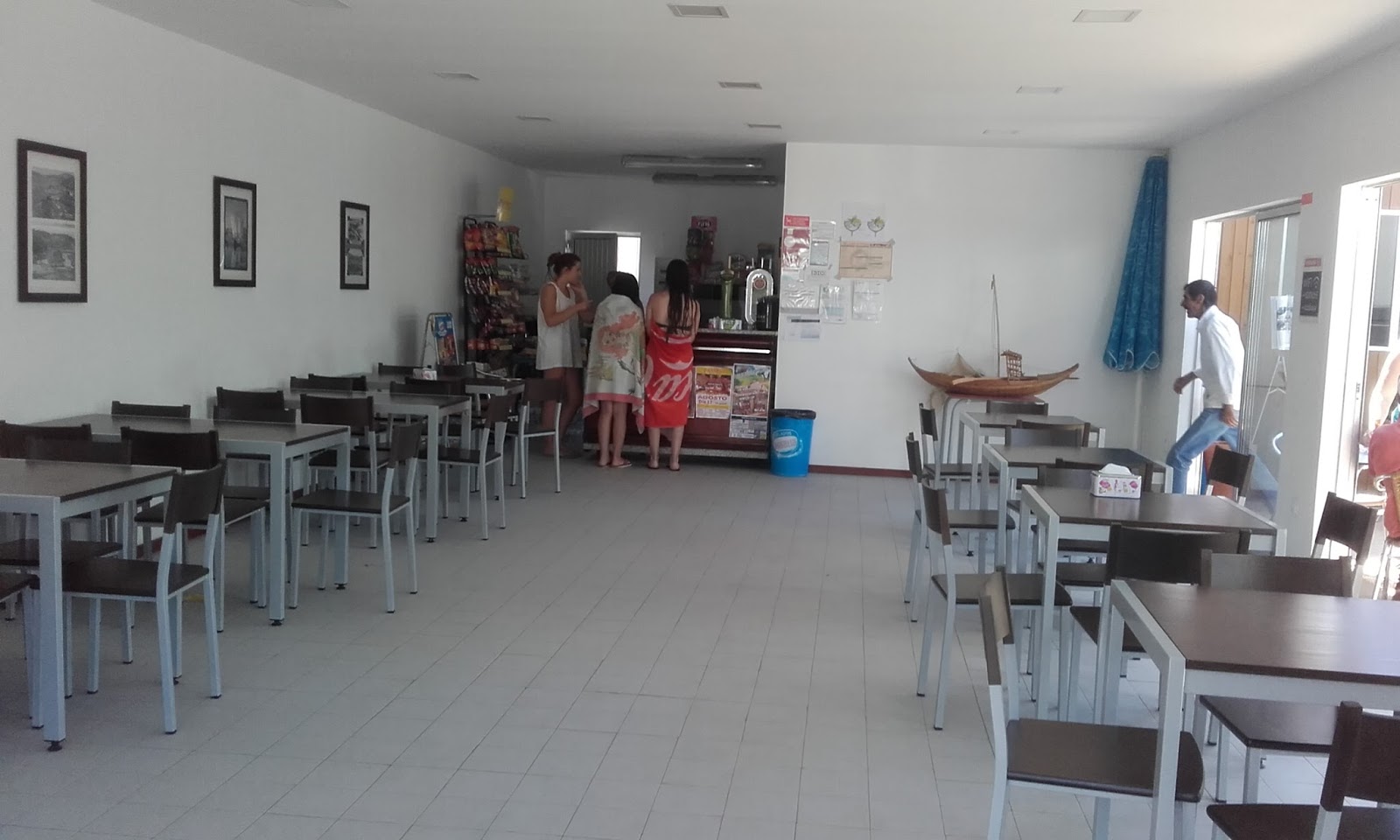 Interior do Café da Praia Castelo e Piscina Municipal