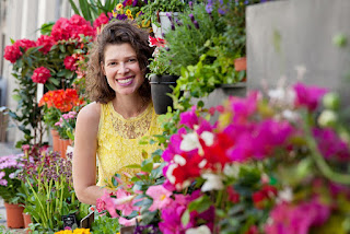 O dia em que mudei de casa - minha mudança para Portugal Eu no meio a flores da Floricultura Pequeno Jardim