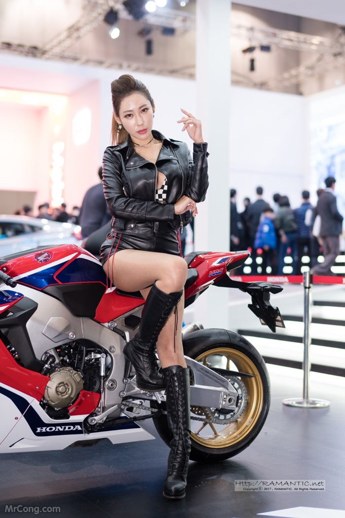 Kim Tae Hee&#39;s beauty at the Seoul Motor Show 2017 (230 photos) photo 10-9