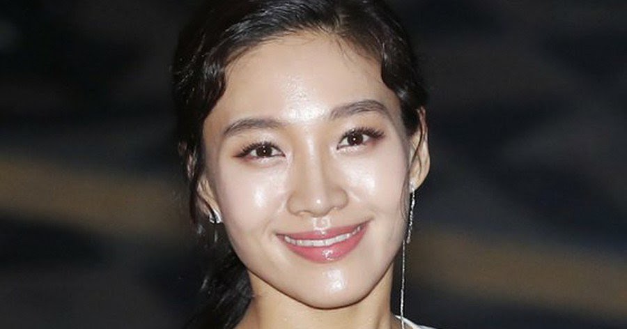 Choi Hee Seo Successfully Brings Home Two Trophies at Once - Korean CELEB