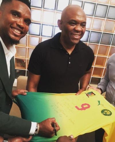 unnamed Samuel Eto'o pays surprise visit to Tony Elumelu, presents him a signed jersey (photos)