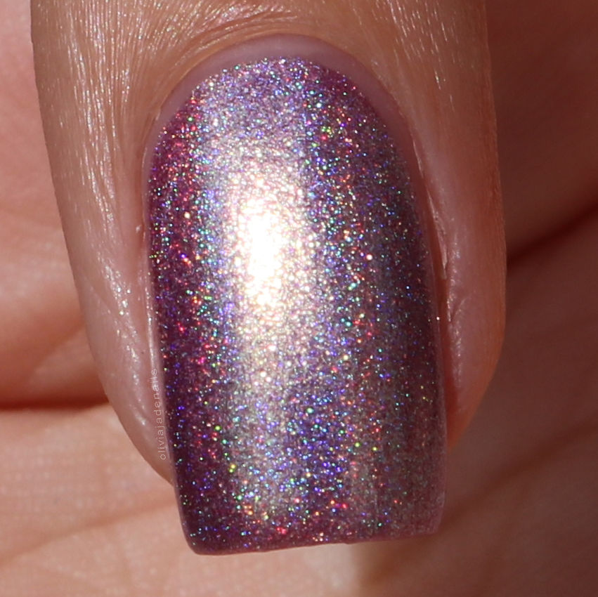 Emily de Molly Streams Of Gold by Olivia Jade Nails