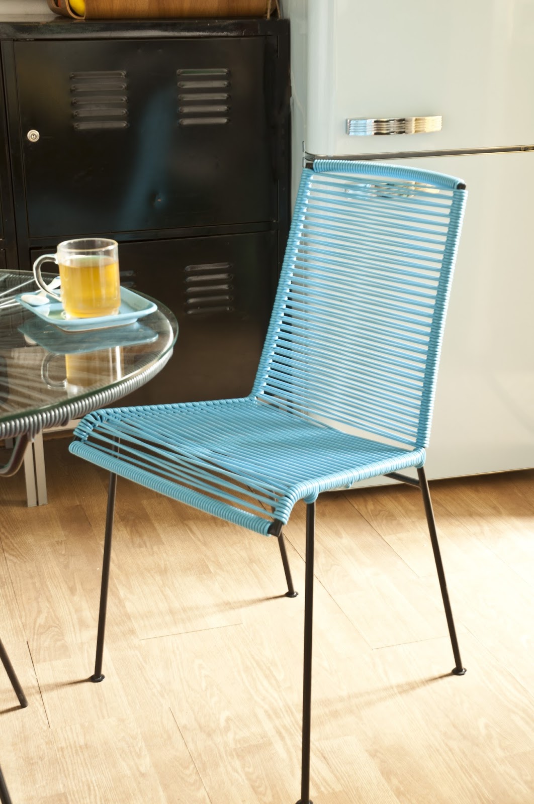 cette premire chaise reste assez classique on peut observer une chaise dans une forme assez basique et simple mais avec la particularit du tressage - Des Chaises cette premire chaise reste assez classique on peut observer une chaise dans une forme assez basique et simple mais avec la particularit du tressage - Des Chaises