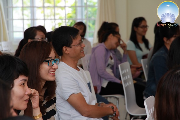 HÌNH ẢNH WORKSHOP THA THỨ, QUÊN VÀ TIẾP TỤC SỐNG HINH-ANH-THA-THU-QUEN-TIEP-TUC-SONG-DIEN-GIA-TRISH-SUMMERFIEL-INNER-SPACE