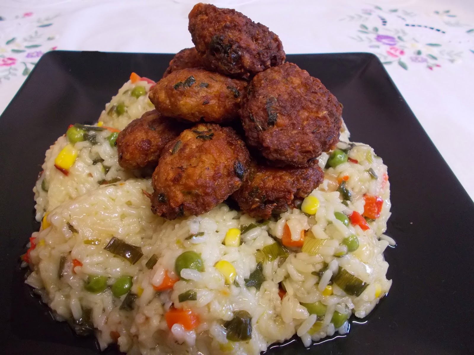 Chiftelute de porc si orez cu legume