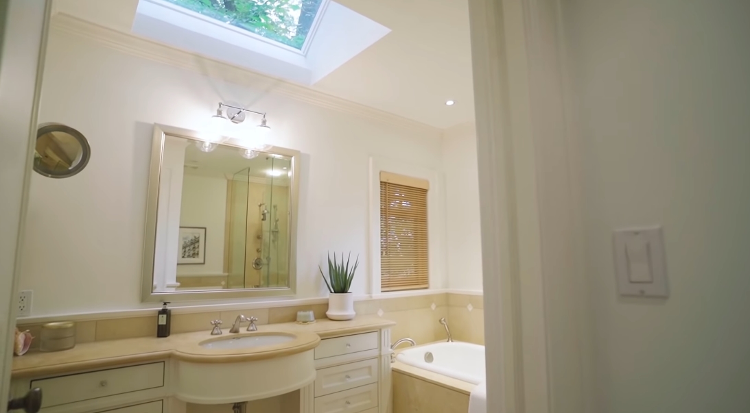 26 Interior Design Photos vs. 44 Old Bridle Path, Toronto Luxury Home Tour