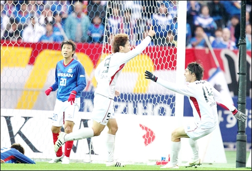 Novo' Marinos vence com gol de falta de Nakamura; Urawa vira líder
