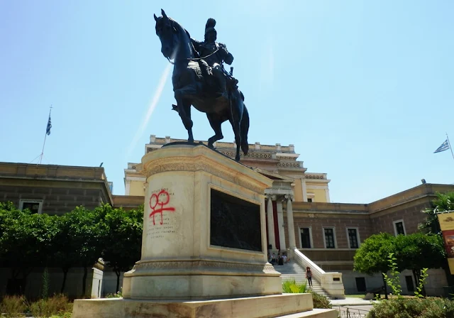 Ηλίας Κασιδιάρης στο Δ.Σ. Αθηναίων: Ή θα καθαρίσετε μέχρι την Δευτέρα το άγαλμα του Κολοκοτρώνη από το G@y Pride ή θα το κάνουμε εμείς! Βίντεο