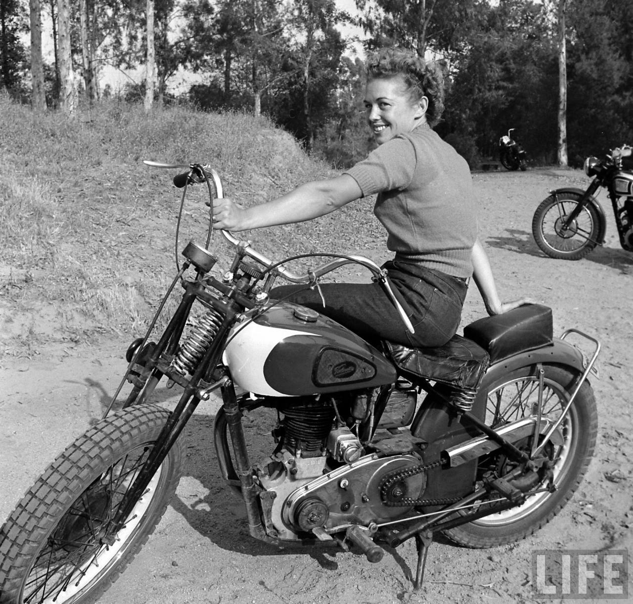 1940s Bike Girls: Fascinating Photos of Female ...
