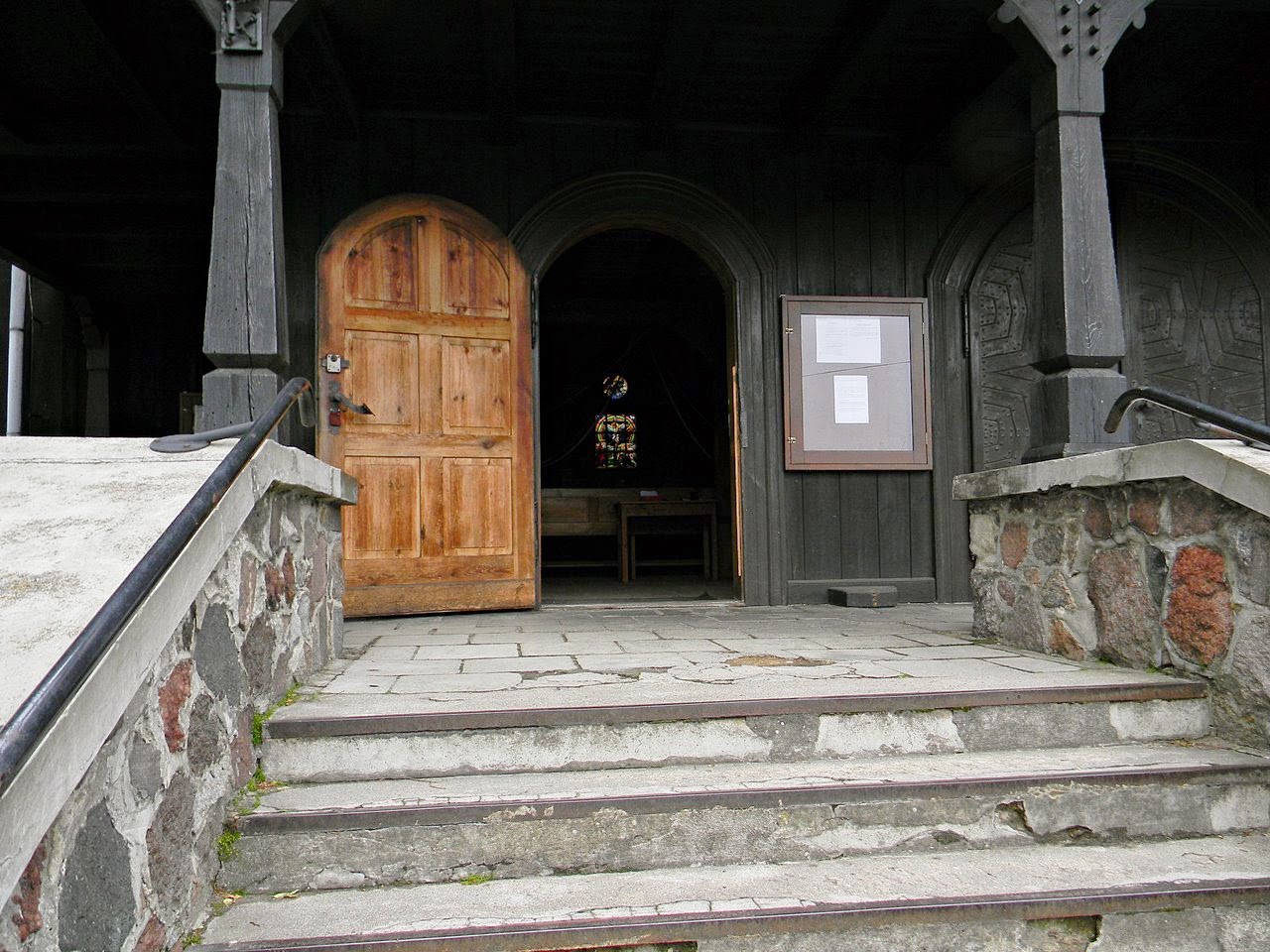 wejście do koścoła Bukowiec, drewniany kościół, zabytek