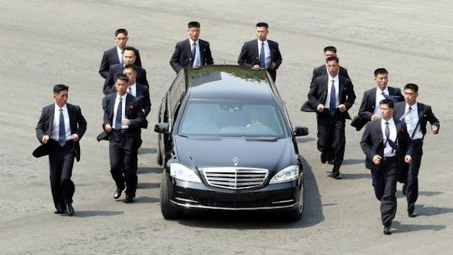 Paspampres' mengawal mobil yang ditumpangi pemimpin Korea Utara Kim Jong-un