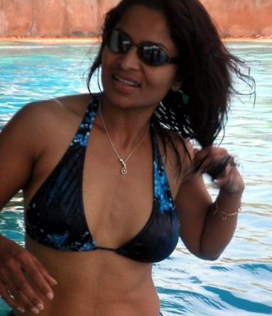 Asian Star Pictures: Desi Aunty In Spicy Bikini