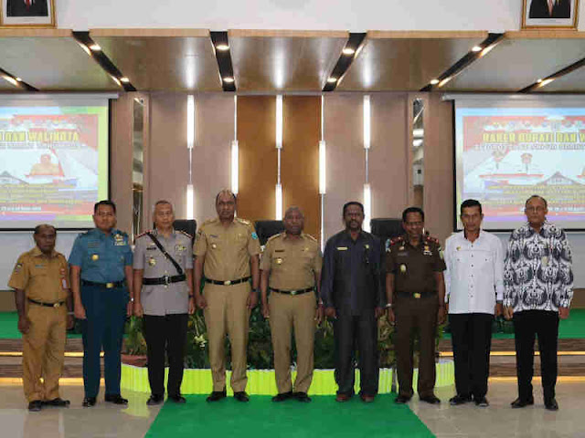 Dominggus Mandacan Tandatangani Nota Kesepahaman Membina Pengusaha Asli Papua Dominggus Mandacan Tandatangani Nota Kesepahaman Membina Pengusaha Asli Papua