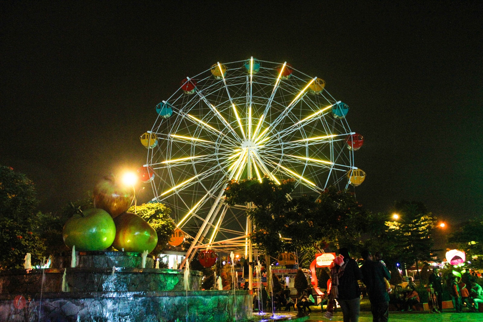 Gemerlapnya Alun-Alun Kota Wisata Batu - Fery Arifian | Food & Travel