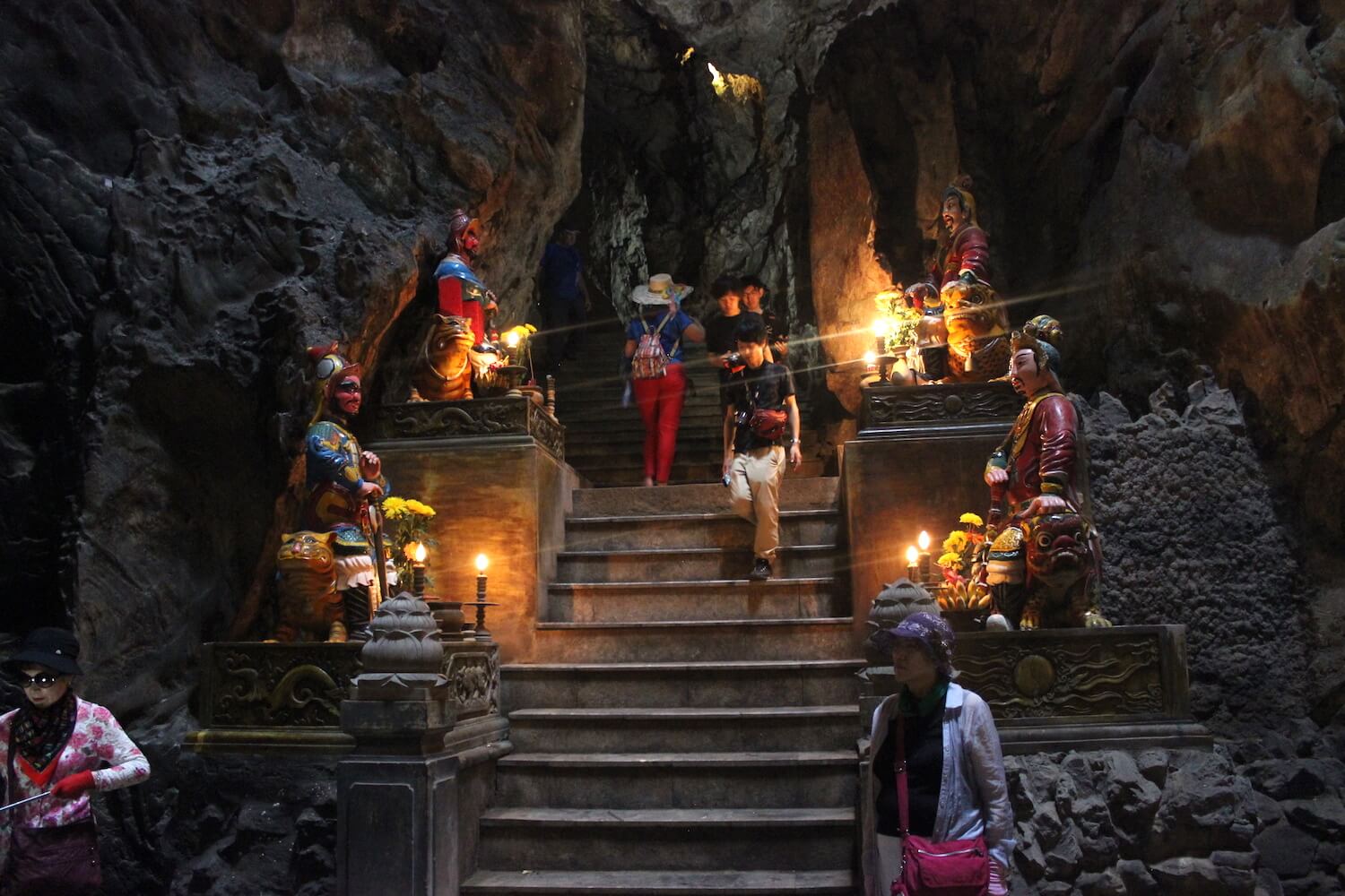 huyen khong cave guardian statues in da nang
