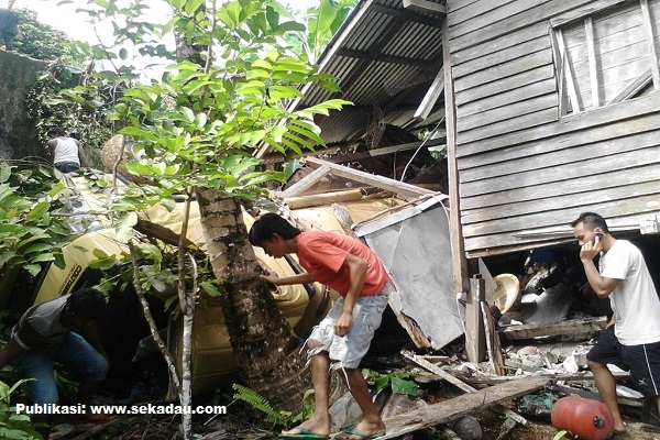 Mobil Tangki CPO PT. GUM Terbalik Timpa Rumah Warga Sepuak Mobil Tangki CPO PT. GUM Terbalik Timpa Rumah Warga Sepuak