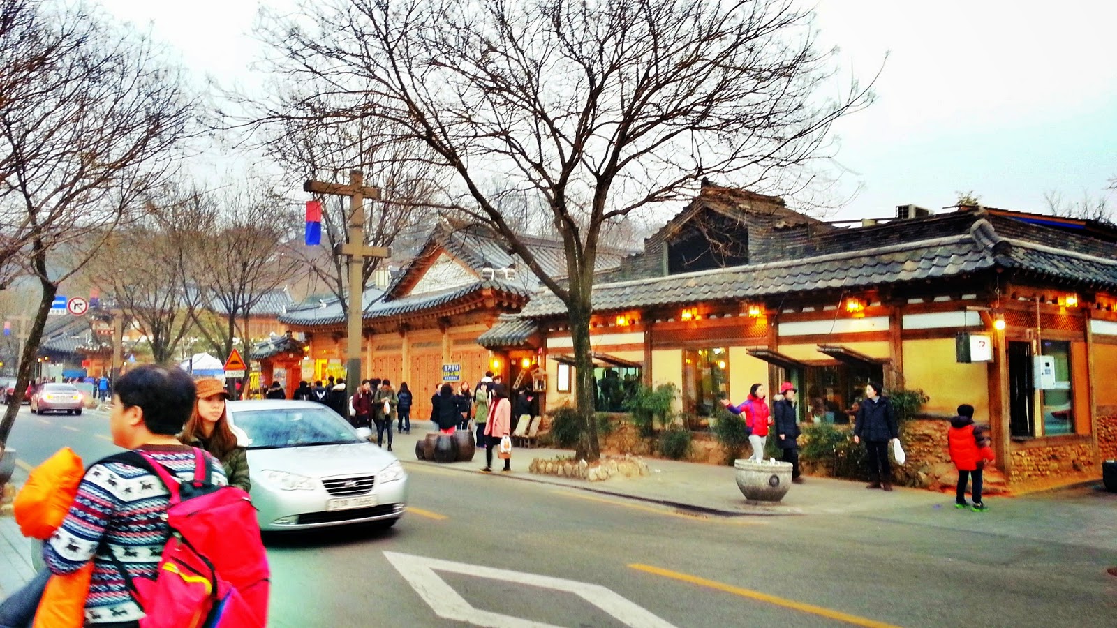 Lots of restaurant... Slow City Jeonju Hanok Village | meheartseoul.blogspot.com
