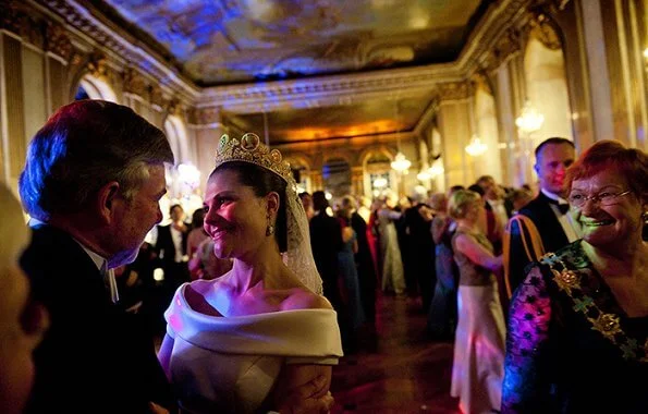 Wedding dress of Crown Princess Victoria was designed by Pär Engsheden. The cameo tiara is made of gold, pearls and cameos