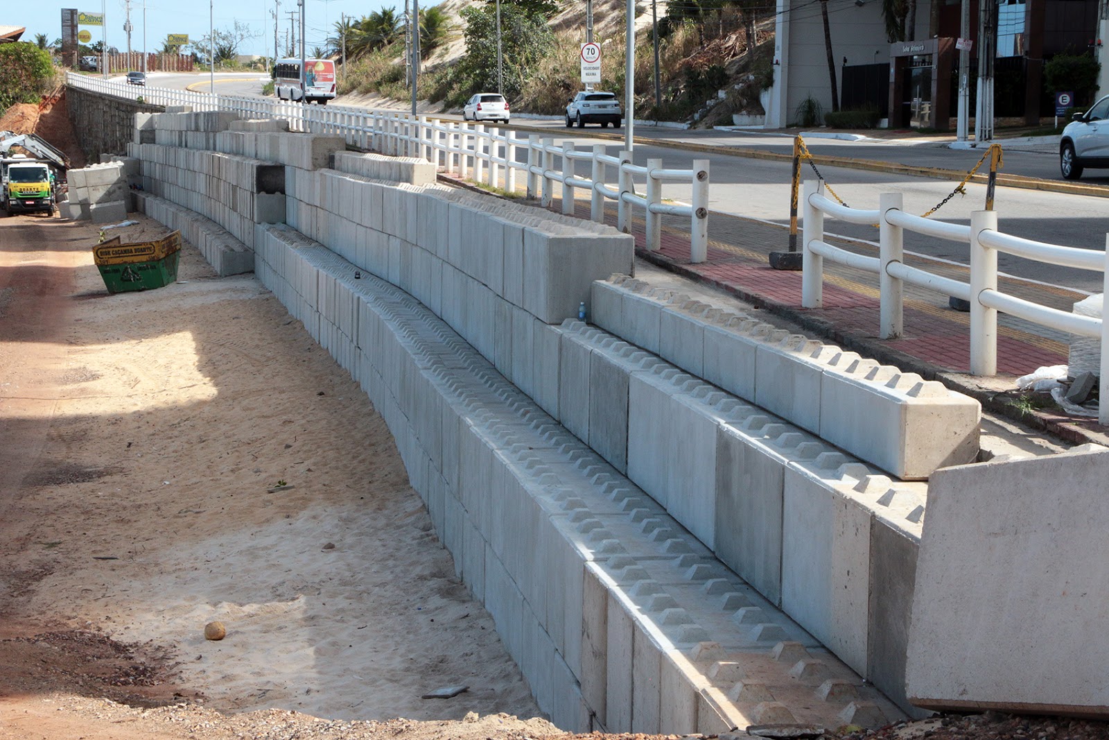 Resultado de imagem para Praia de areia preta blocos de concreto