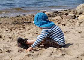 Der Hasselfelder Strand: Unser neuer Lieblingsstrand an der Kieler Förde. Unsere Kinder spielen so gerne im Sand und der Strand von Hasselfelde ist schön familienfreundlich.
