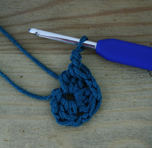 Crochet flip flops, round 1 - Free pattern | Happy in Red