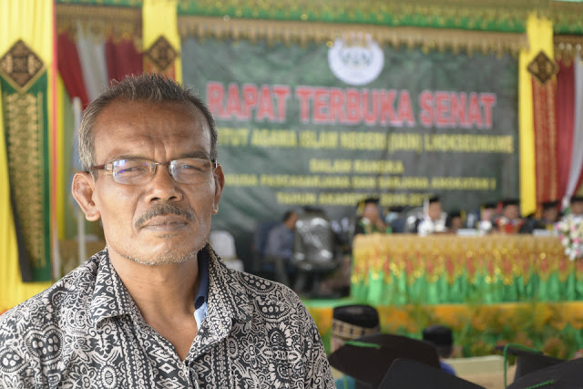 Close Up Photography "The Oldman on an Open Senate Assembly" Human Interest