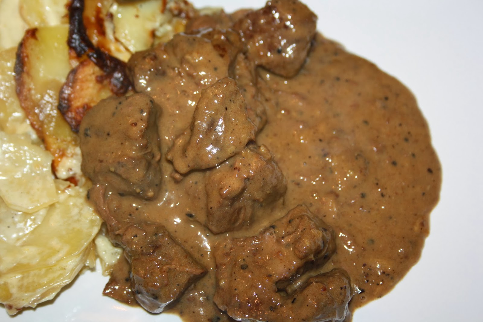 ruokasurffausta-pitk-n-haudutettua-poropataa-mustapekalla