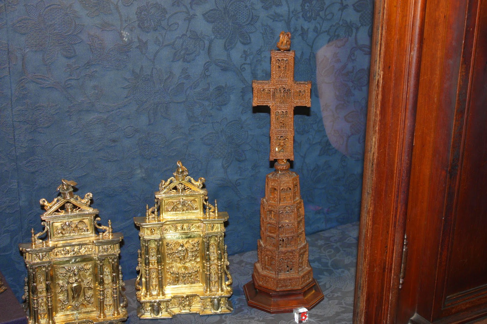 Αγιορείτικος ξυλόγλυπτος σταυρός του Γεωργίου Λάσκαρη στον Καθεδρικό της Σεβίλλης http://leipsanothiki.blogspot.be/