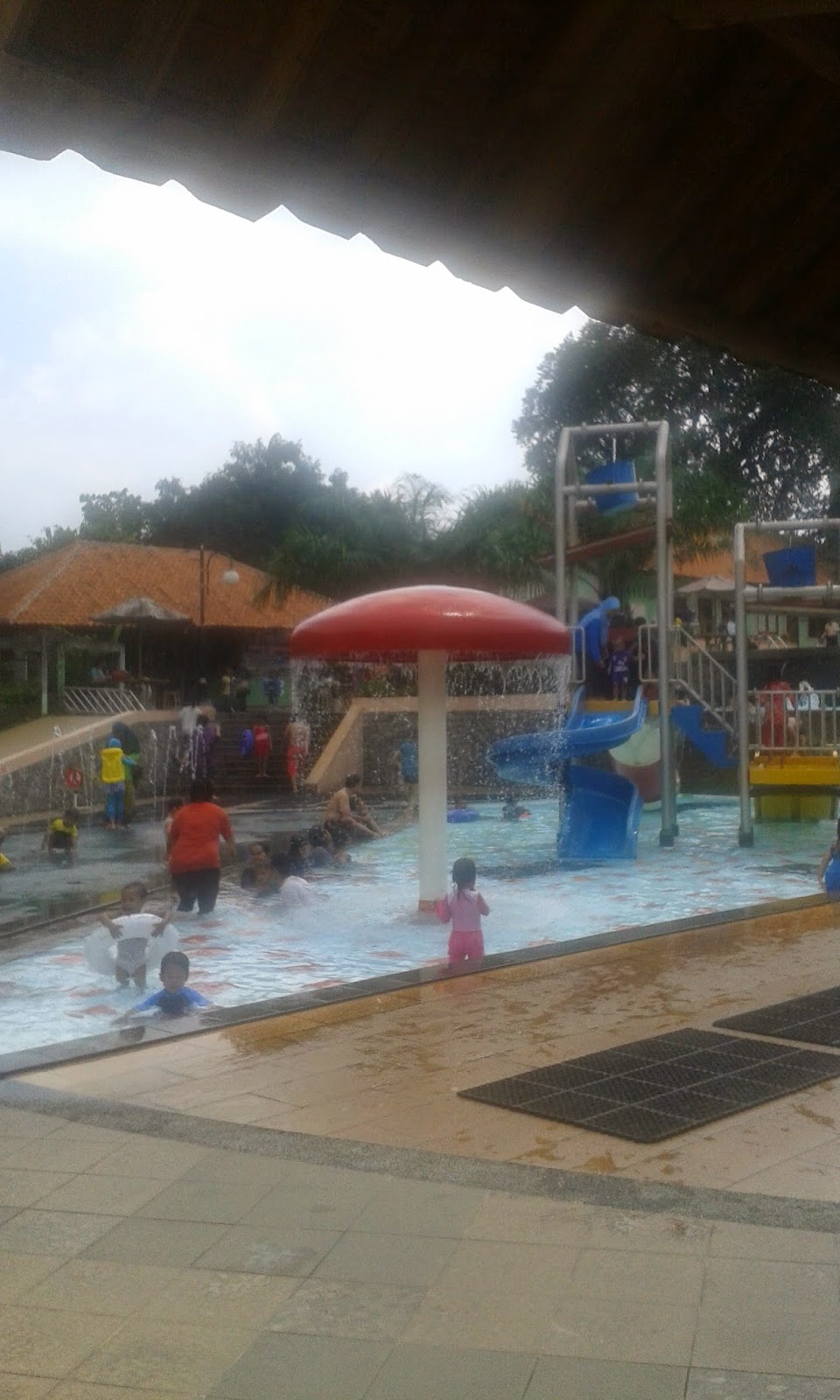 Qiral asyik berenang ria