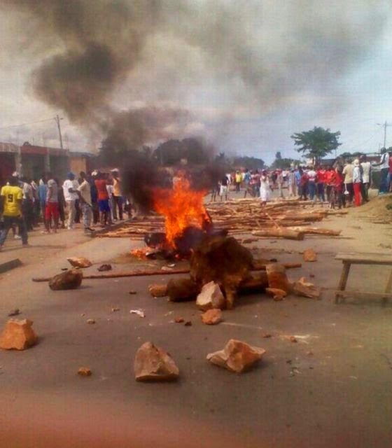 Vurugu Burundi: Polisi wapambana na Waandamanaji Wanaompinga Rais Nkurunzinza kugombea Urais tena.......Katiba ya Nchi hiyo hairuhusu mihula mitatu