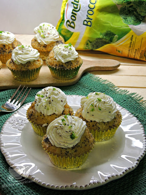 CUPCAKES APERITIV CU BROCCOLI SI SOMON AFUMAT