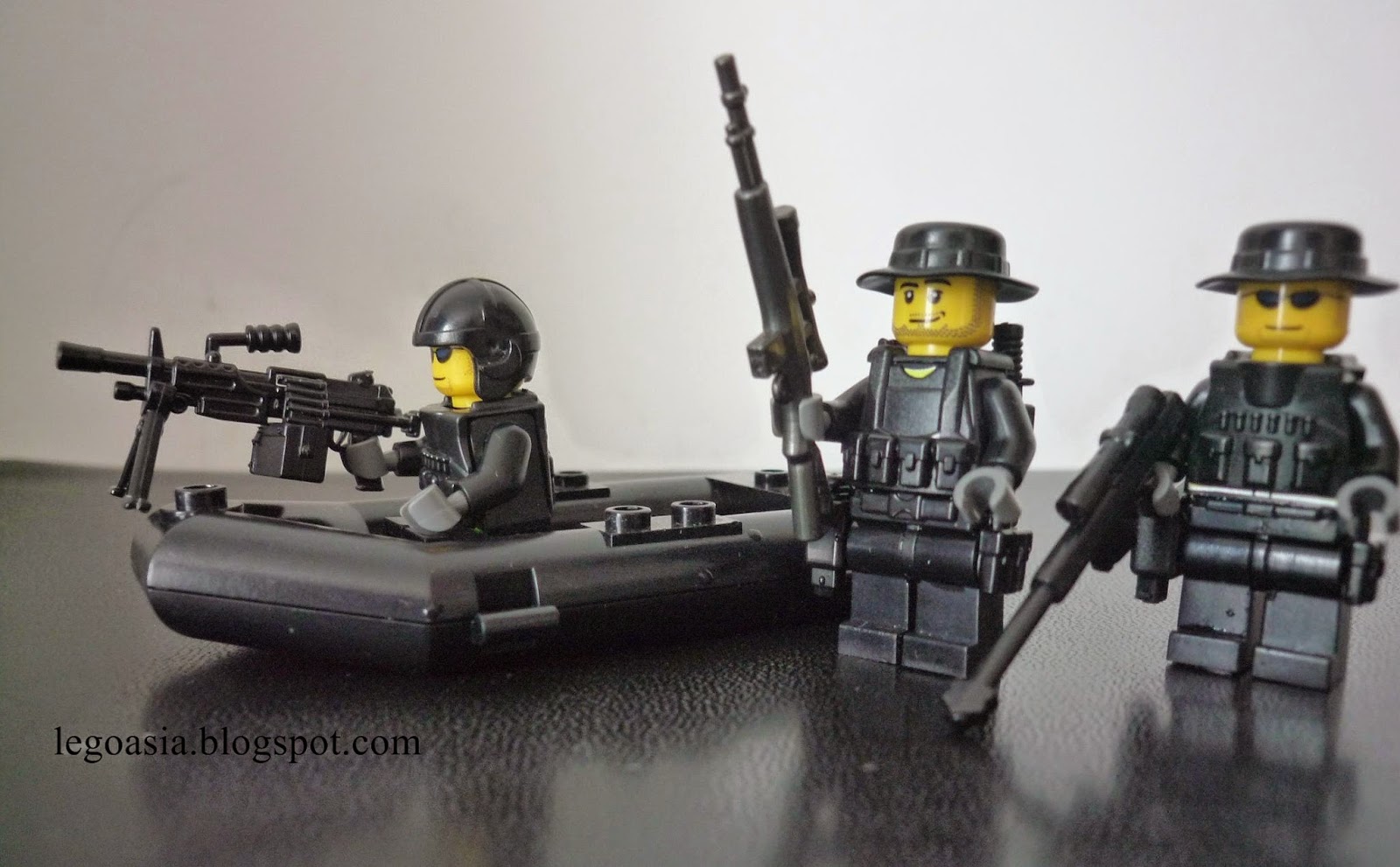 Lego Asia: Navy Seal Team with Black Rubber Raft, Special Forces