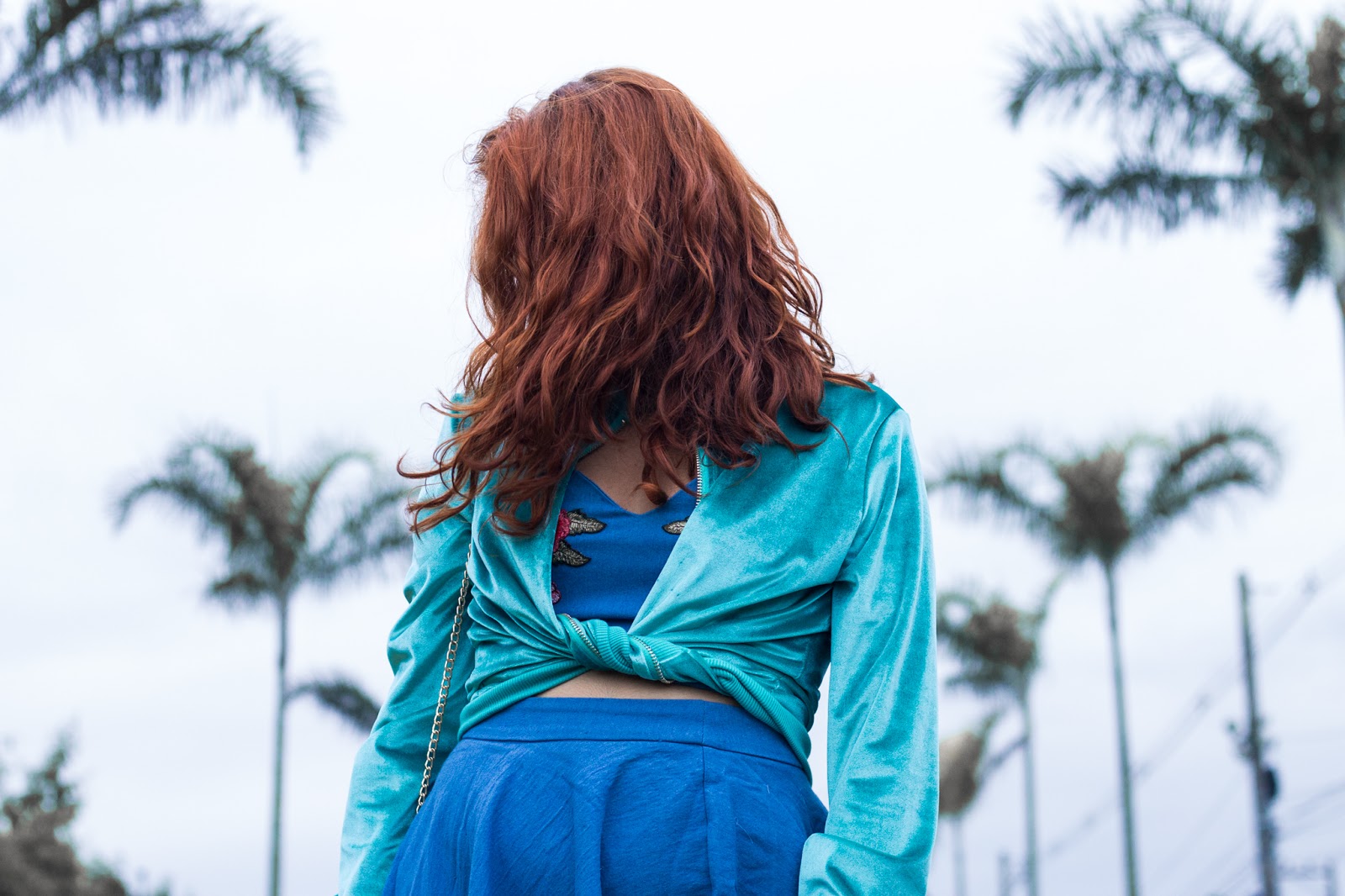 look azul, look peças da china, look blogueira ruiva ondulada, ingrid gleize, cachos, bota metalizada prata beira rio, bolsa saco de dinheiro metalizada, bomber de veludo verde look azul, look peças da china, look blogueira ruiva ondulada, ingrid gleize, cachos, bota metalizada prata beira rio, bolsa saco de dinheiro metalizada, bomber de veludo verde