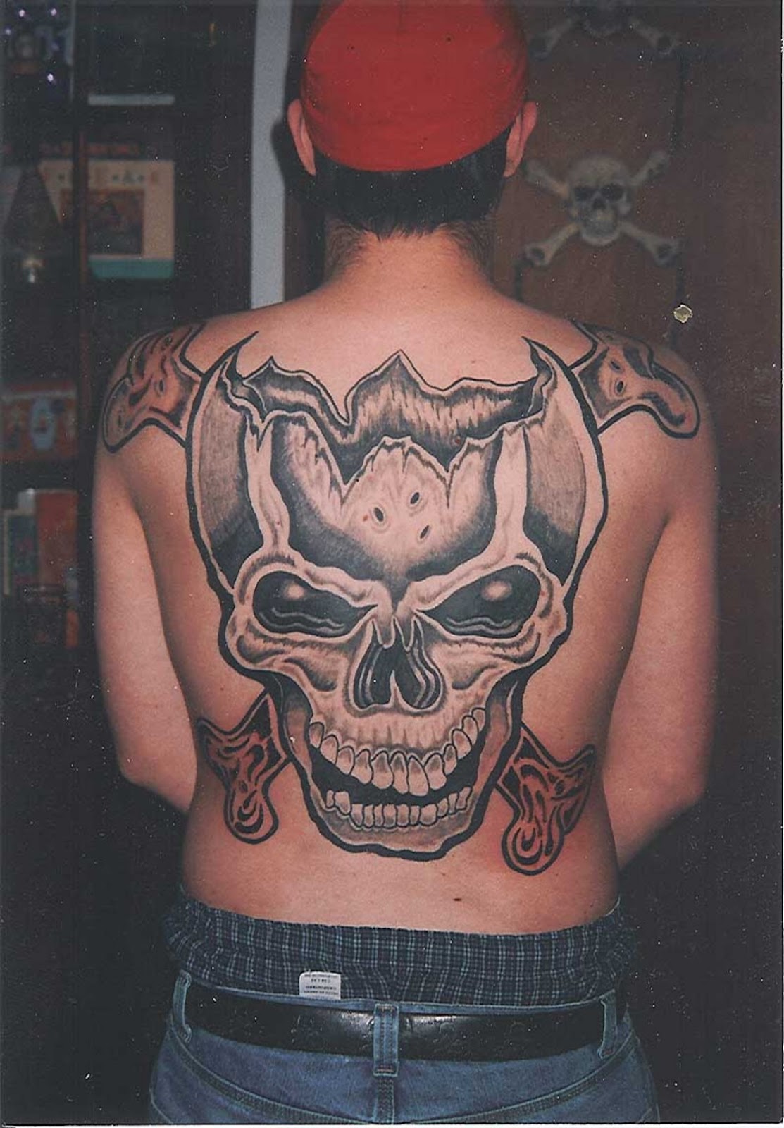 http://4.bp.blogspot.com/-yvh6aRQXMTE/TzvdngdNaRI/AAAAAAAABRE/p_0QRBGC_fY/s1600/skull-tattoos-on-back-1530.jpg