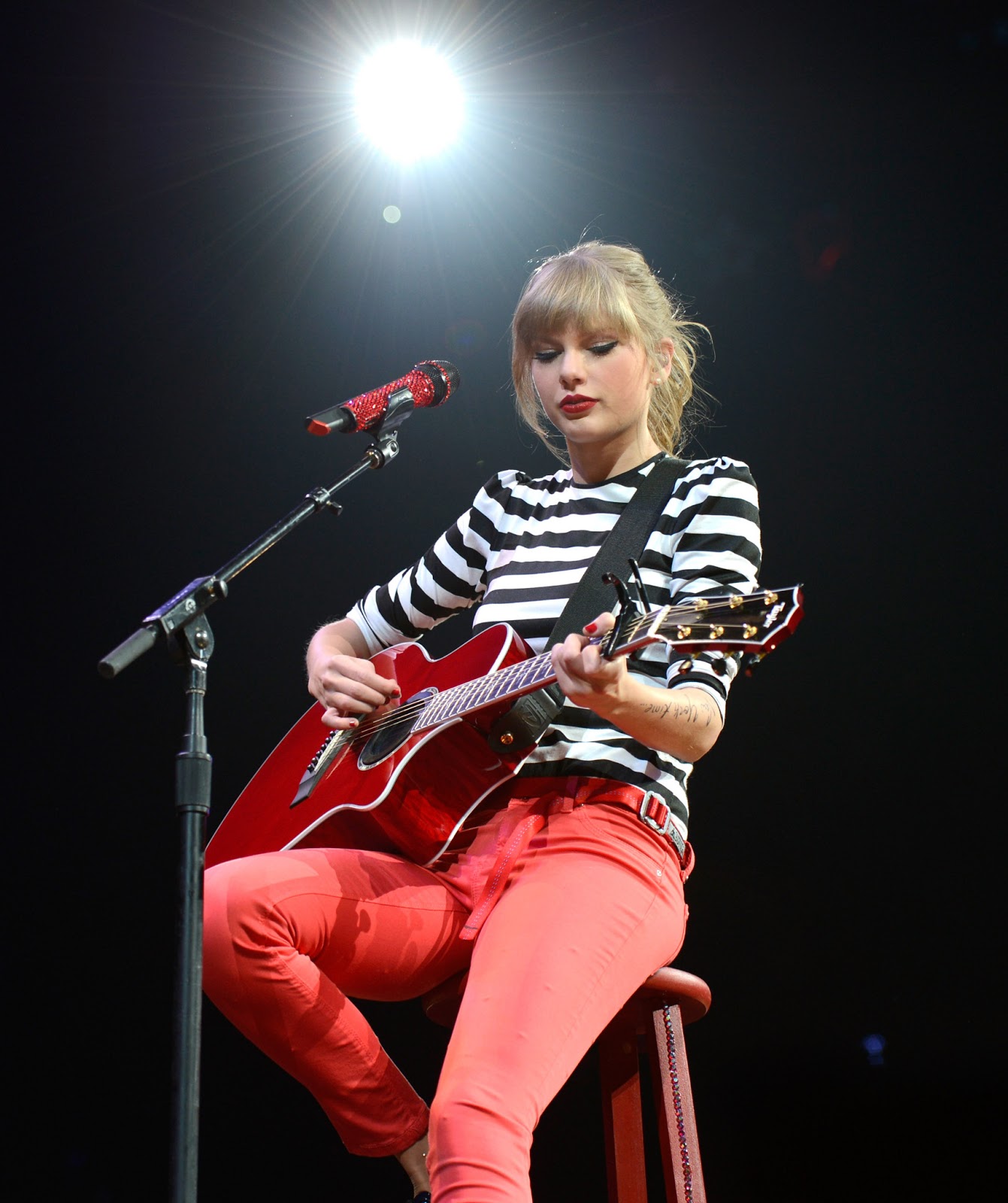 Taylor Swift - On stage, in concert in Newark, NJ