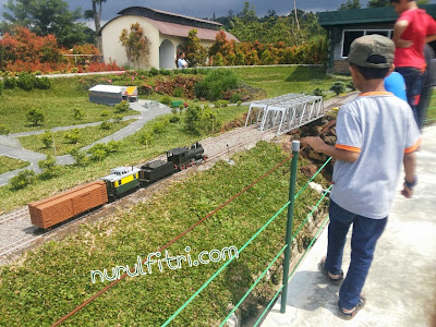 Rangkaian kereta api mini di Floating Market Lembang