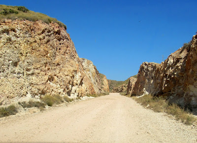 Carreteras desérticas en Cabo de Gata. Antigua mina de Rodalquilar en Cabo de Gata