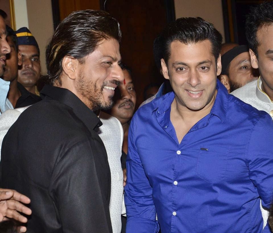 Salman Khan Shahrukh Khan Hug And Share Smiles At Iftaar Party salman-khan-shahrukh-khan-hug-and-share-smiles-at-iftaar-party