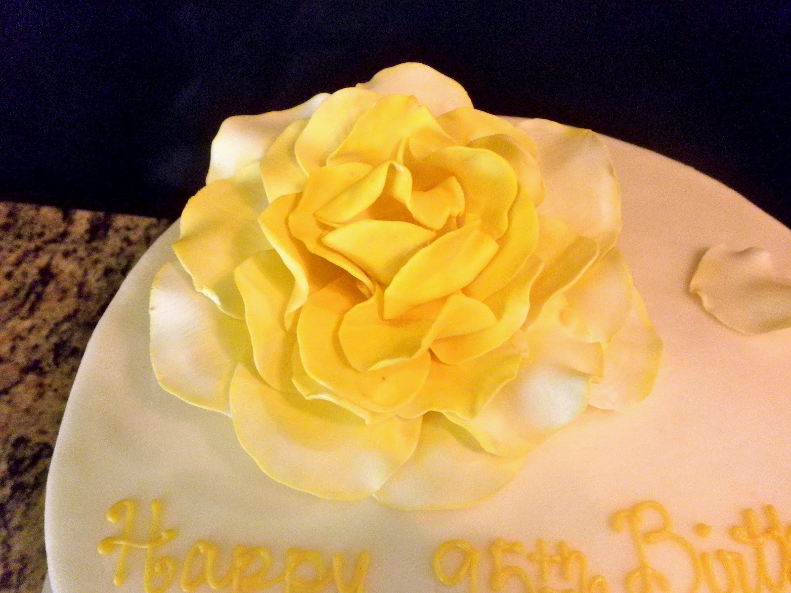 Sweet T&rsquo;s Cake Design: Yellow Rose Birthday Cake