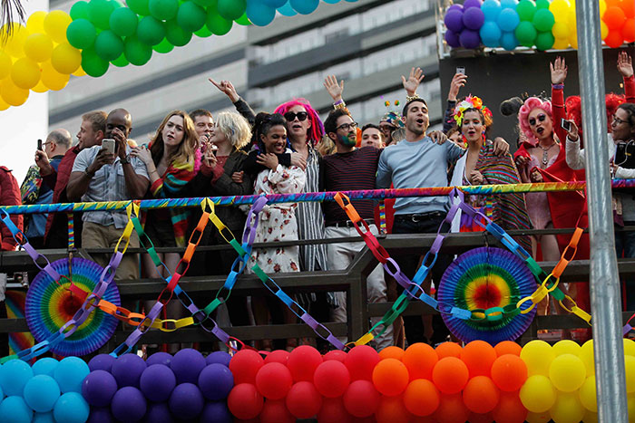Saiba como é a cena gravada na Parada LGBT de SP pelos personagens de Sense8 Saiba como é a cena gravada na Parada LGBT de SP pelos personagens de Sense8