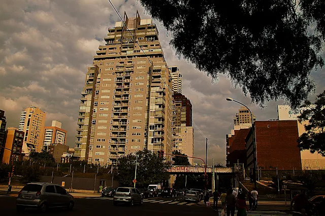 pAISAJE uRBANO.EDIFICIOS Y NUBARRONES.