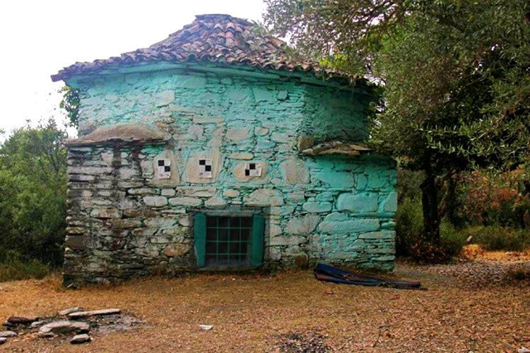 Dolapdere civarındaki bir köyde bulunan Tezveren Baba Türbesi, en gizemli yerlerden biridir.