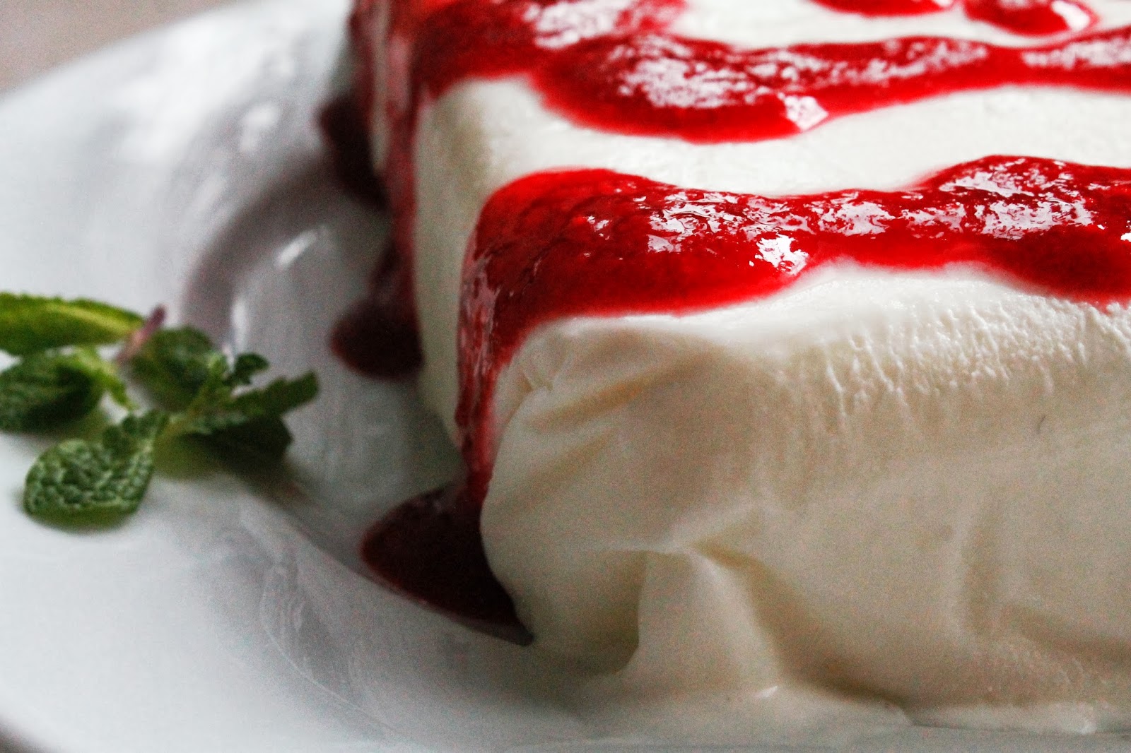 semifreddo van yoghurt en slagroom met frambozensaus