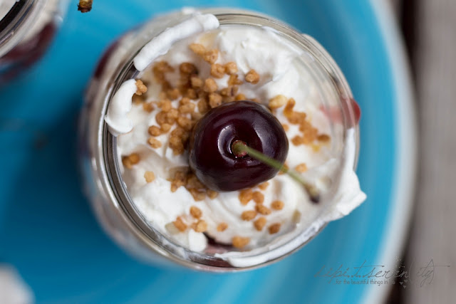 Einfacher Kirsch-Käsekuchen im Glas Kirsche mit Cremefine