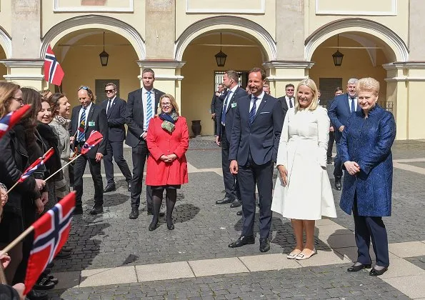 Crown Princess Mette-Marit and Crown Prince Haakon met with Lithuanian President Dalia Grybauskaite at Presidential Palace in Vilnius.